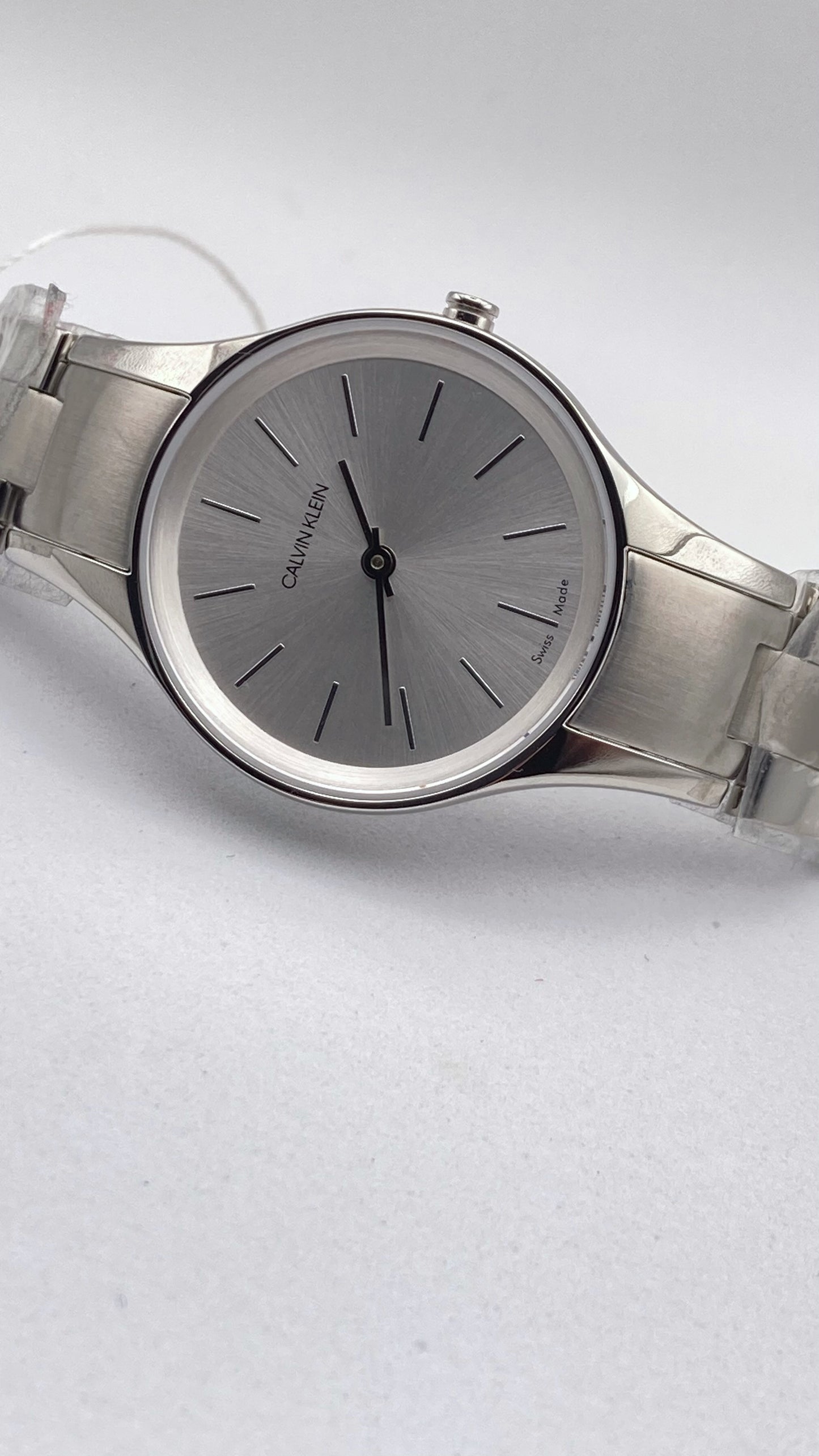 Neue, in der Schweiz hergestellte CALVIN KLEIN Simplicity-Quarzuhr für Damen mit silbernem Zifferblatt