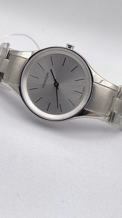 Neue, in der Schweiz hergestellte CALVIN KLEIN Simplicity-Quarzuhr für Damen mit silbernem Zifferblatt