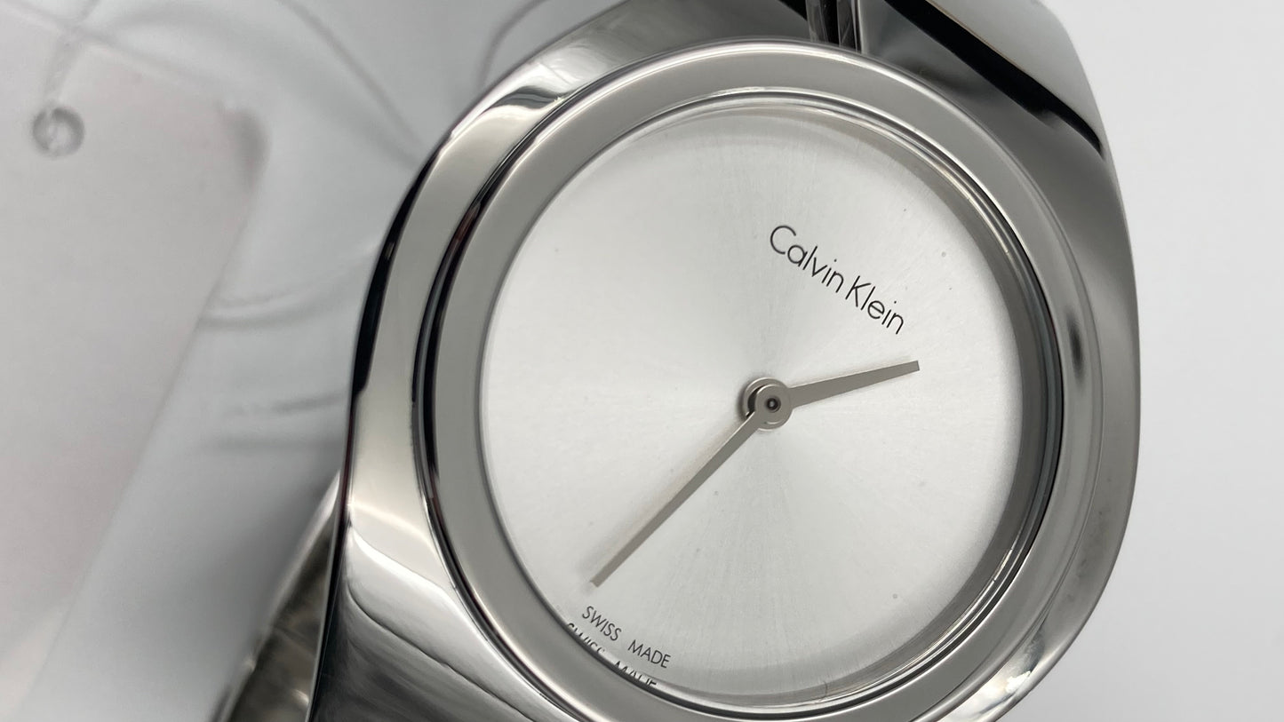 Neue, in der Schweiz hergestellte CALVIN KLEIN Senses Damenuhr mit kleinem Armreif und silbernem Zifferblatt