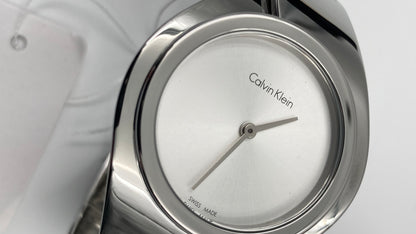 Neue, in der Schweiz hergestellte CALVIN KLEIN Senses Damenuhr mit kleinem Armreif und silbernem Zifferblatt