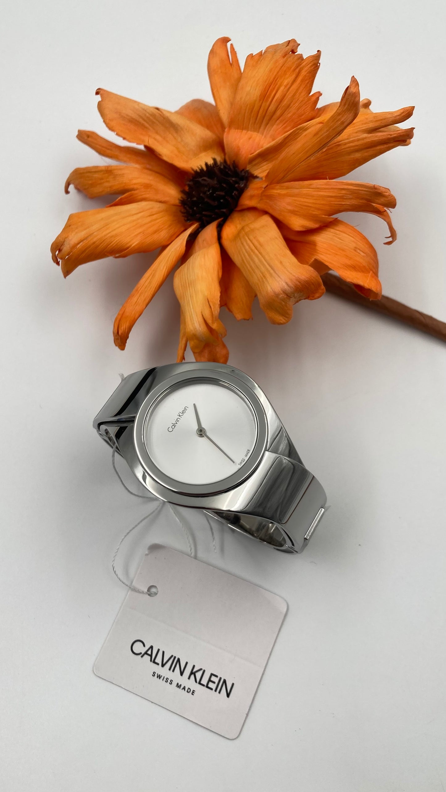 Neue, in der Schweiz hergestellte CALVIN KLEIN Senses Damenuhr mit kleinem Armreif und silbernem Zifferblatt