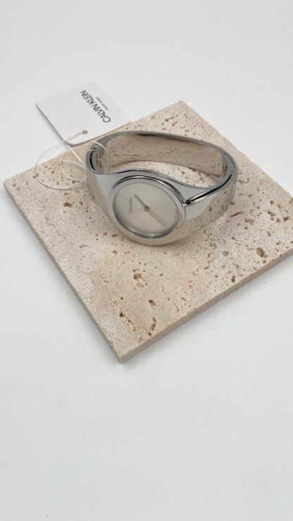 Neue, in der Schweiz hergestellte CALVIN KLEIN Senses Damenuhr mit kleinem Armreif und silbernem Zifferblatt