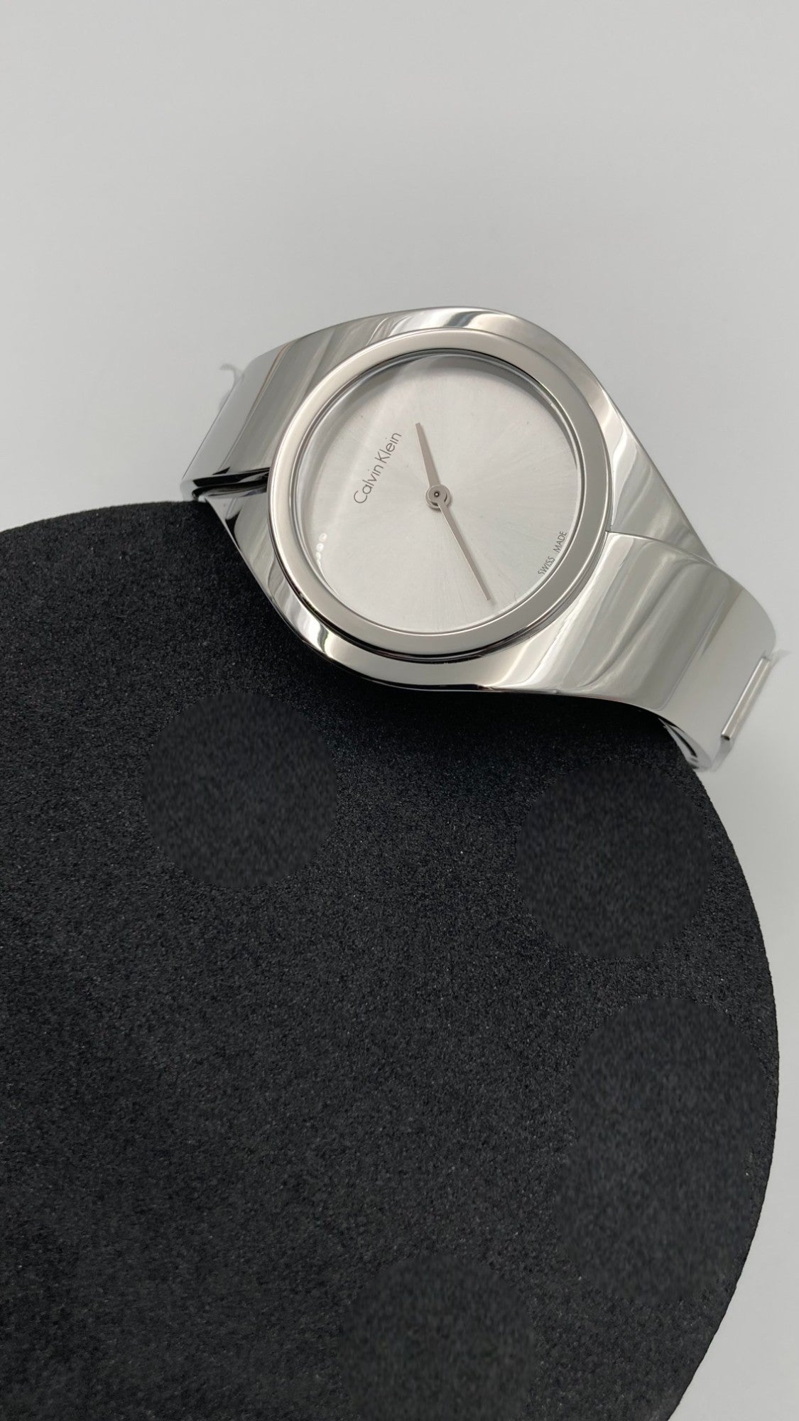 Neue, in der Schweiz hergestellte CALVIN KLEIN Senses Damenuhr mit kleinem Armreif und silbernem Zifferblatt