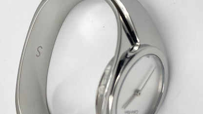 Neue, in der Schweiz hergestellte CALVIN KLEIN Senses Damenuhr mit kleinem Armreif und silbernem Zifferblatt