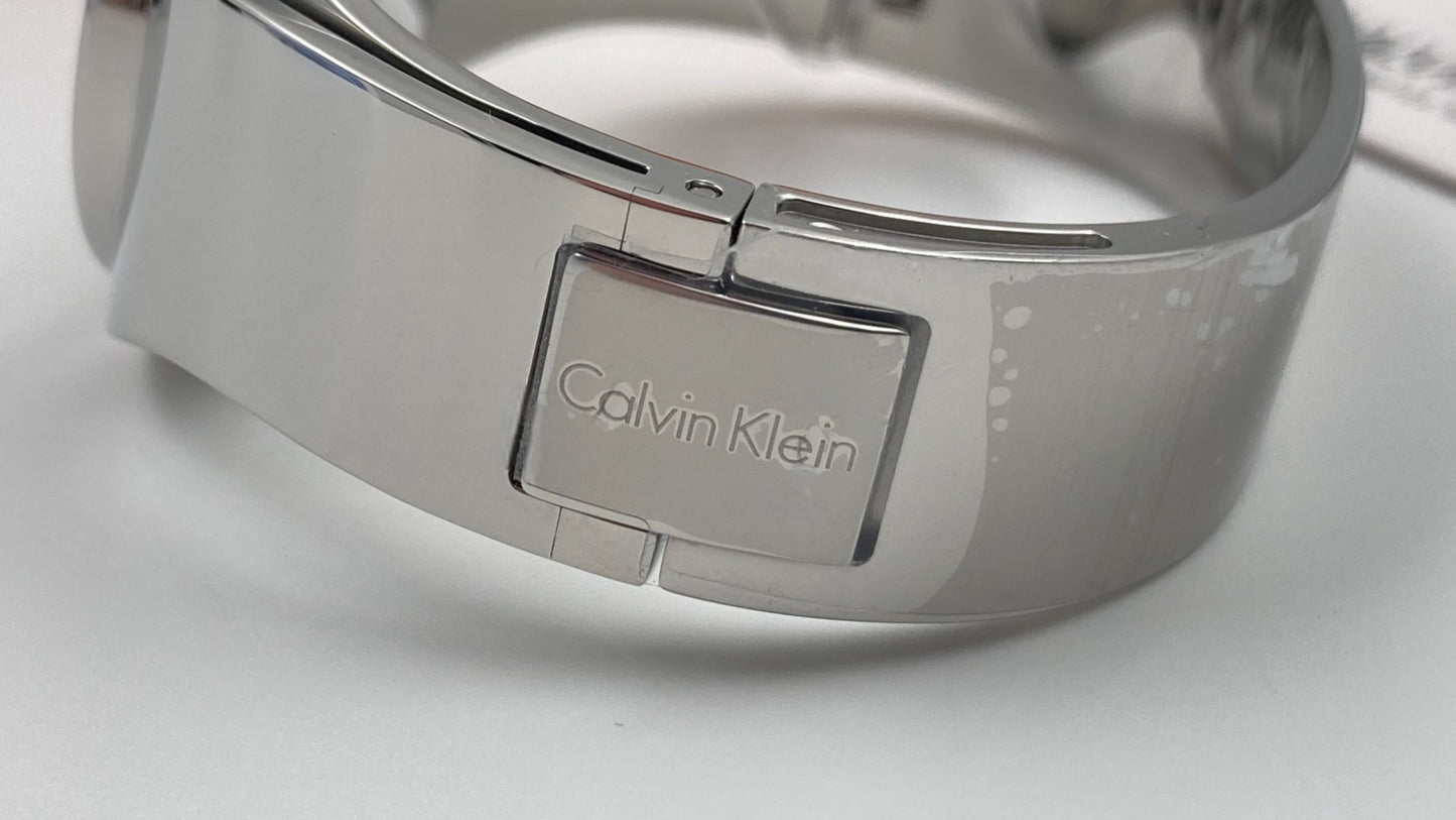 Neue, in der Schweiz hergestellte CALVIN KLEIN Senses Damenuhr mit kleinem Armreif und silbernem Zifferblatt
