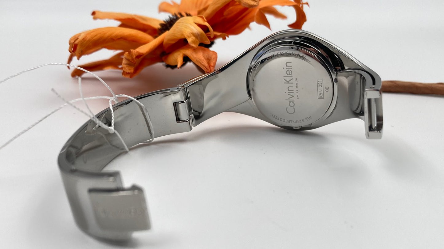 Neue, in der Schweiz hergestellte CALVIN KLEIN Senses Damenuhr mit kleinem Armreif und silbernem Zifferblatt