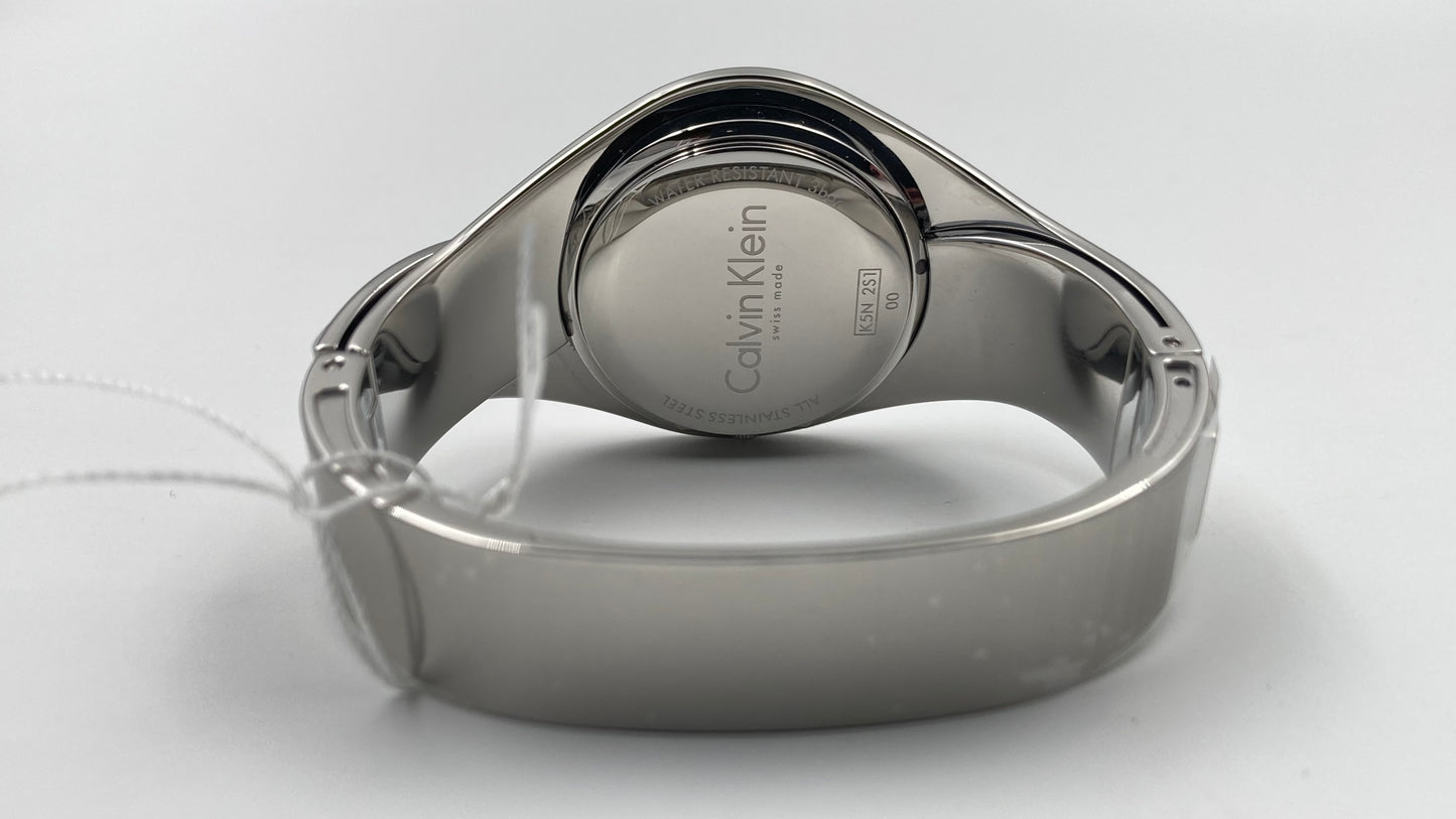Neue, in der Schweiz hergestellte CALVIN KLEIN Senses Damenuhr mit kleinem Armreif und silbernem Zifferblatt