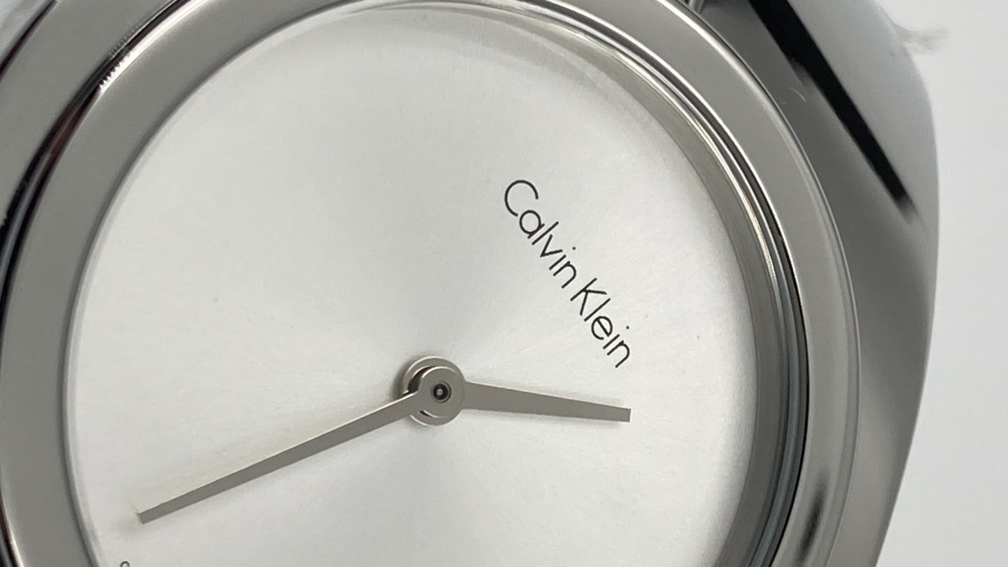 Neue, in der Schweiz hergestellte CALVIN KLEIN Senses Damenuhr mit kleinem Armreif und silbernem Zifferblatt