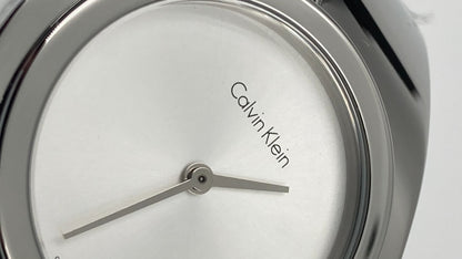 Neue, in der Schweiz hergestellte CALVIN KLEIN Senses Damenuhr mit kleinem Armreif und silbernem Zifferblatt