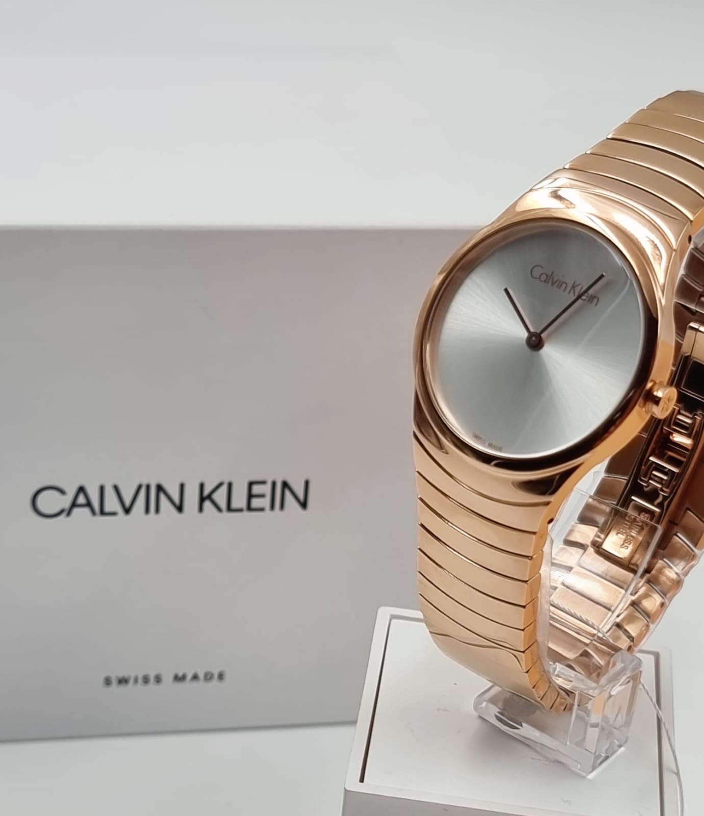 Neue, in der Schweiz hergestellte CALVIN KLEIN Whirl Damen-Quarzuhr mit silbernem Zifferblatt und Roségold-PVD