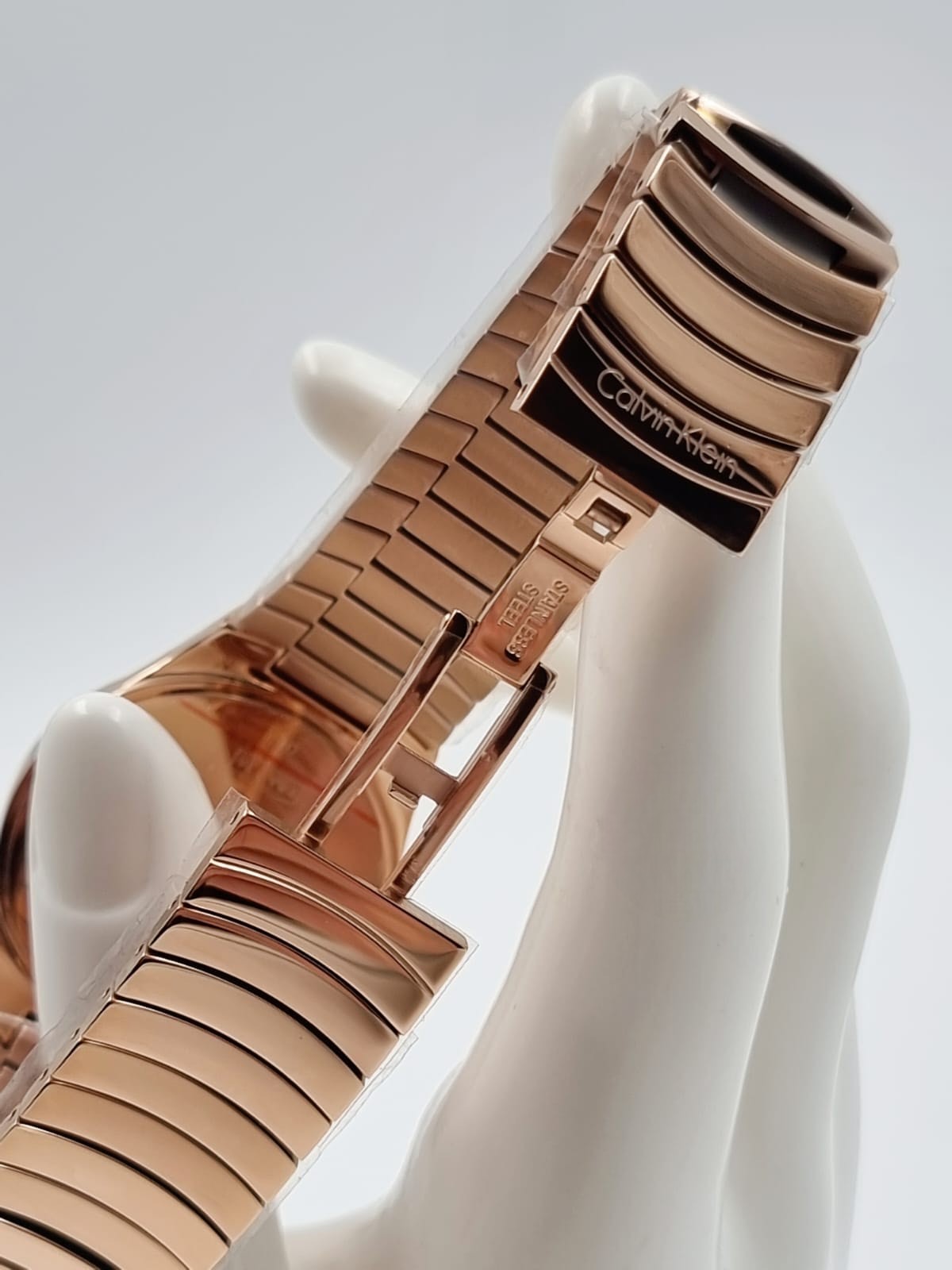 Neue, in der Schweiz hergestellte CALVIN KLEIN Whirl Damen-Quarzuhr mit silbernem Zifferblatt und Roségold-PVD