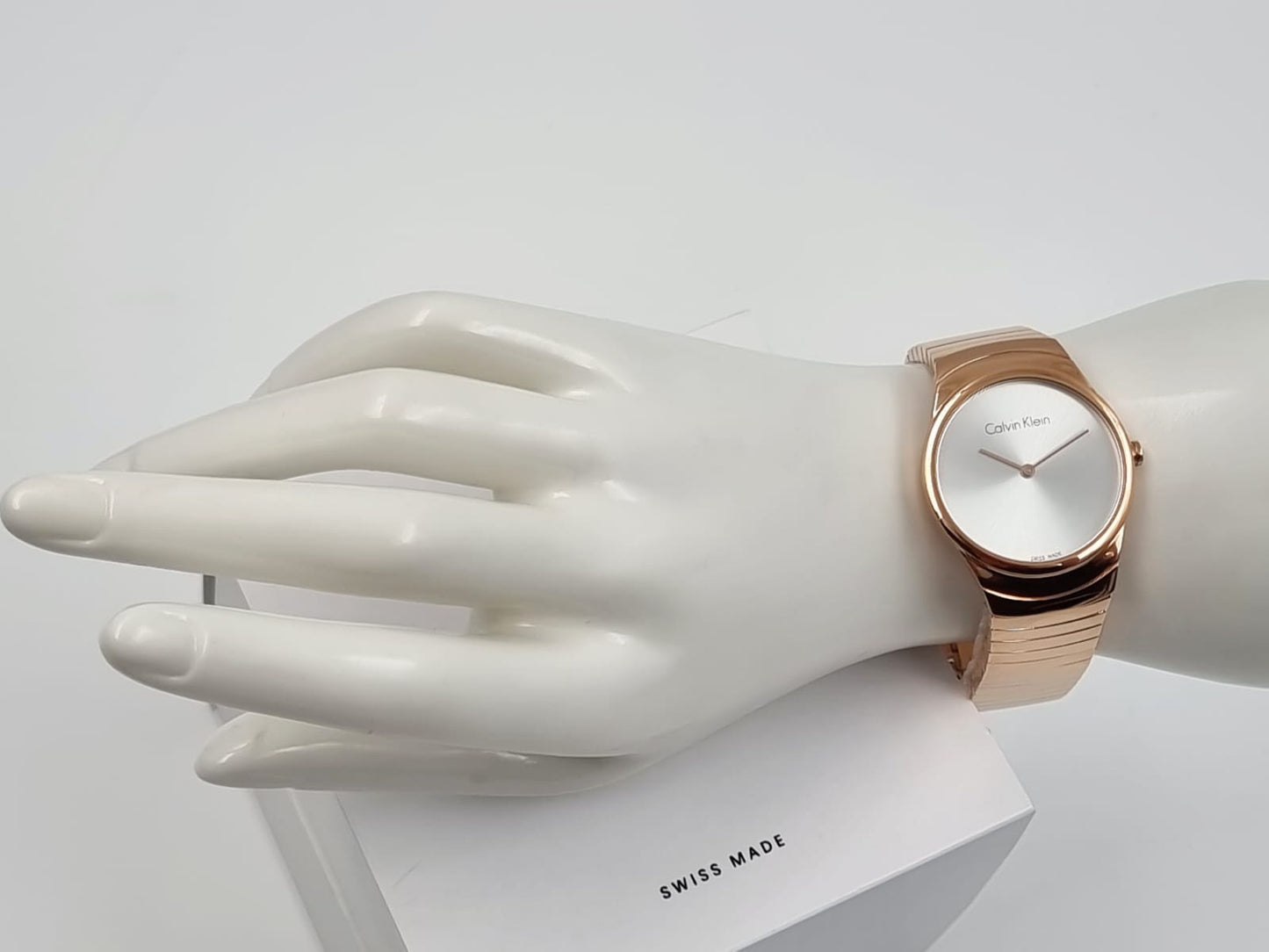 Neue, in der Schweiz hergestellte CALVIN KLEIN Whirl Damen-Quarzuhr mit silbernem Zifferblatt und Roségold-PVD