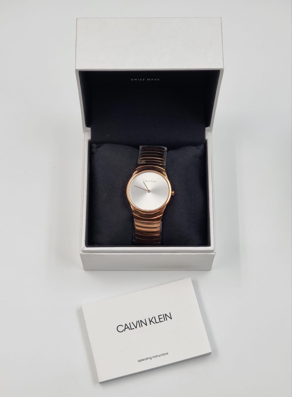 Neue, in der Schweiz hergestellte CALVIN KLEIN Whirl Damen-Quarzuhr mit silbernem Zifferblatt und Roségold-PVD