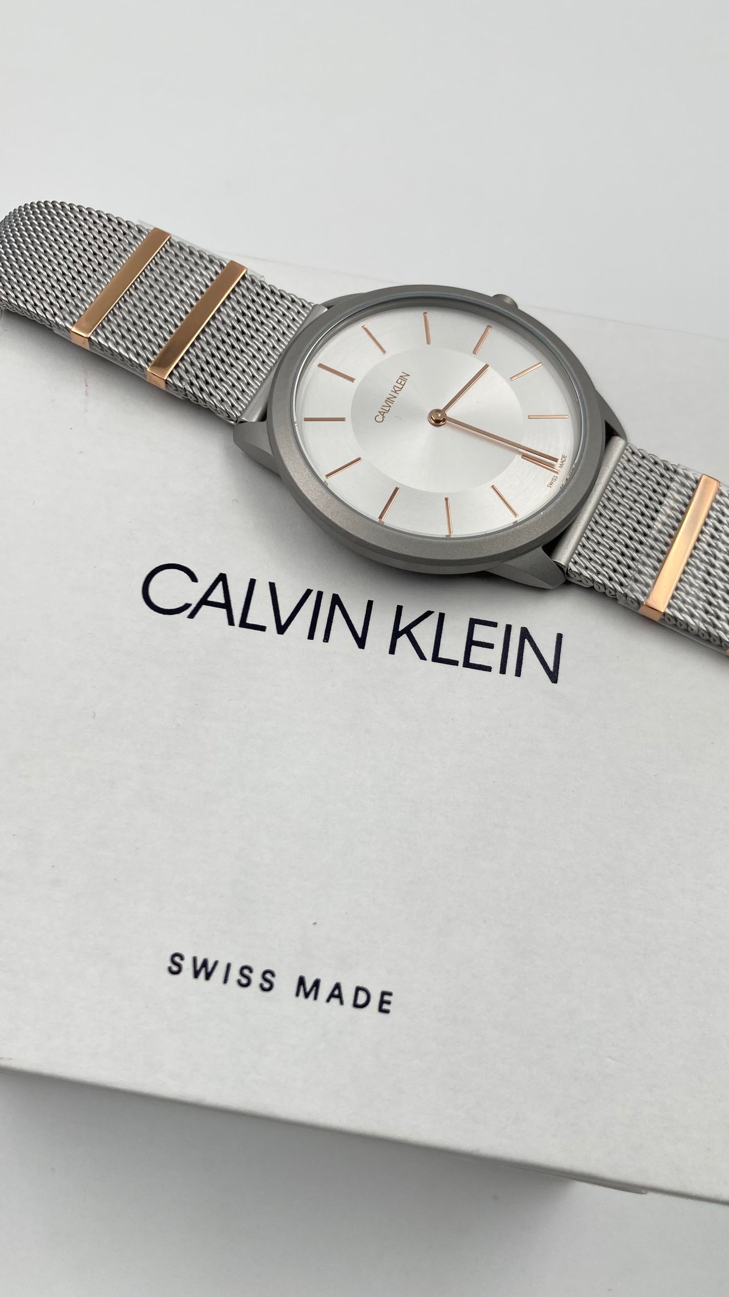 Neue, in der Schweiz hergestellte CALVIN KLEIN Minimal Quartz Damenuhr mit silbernem Zifferblatt