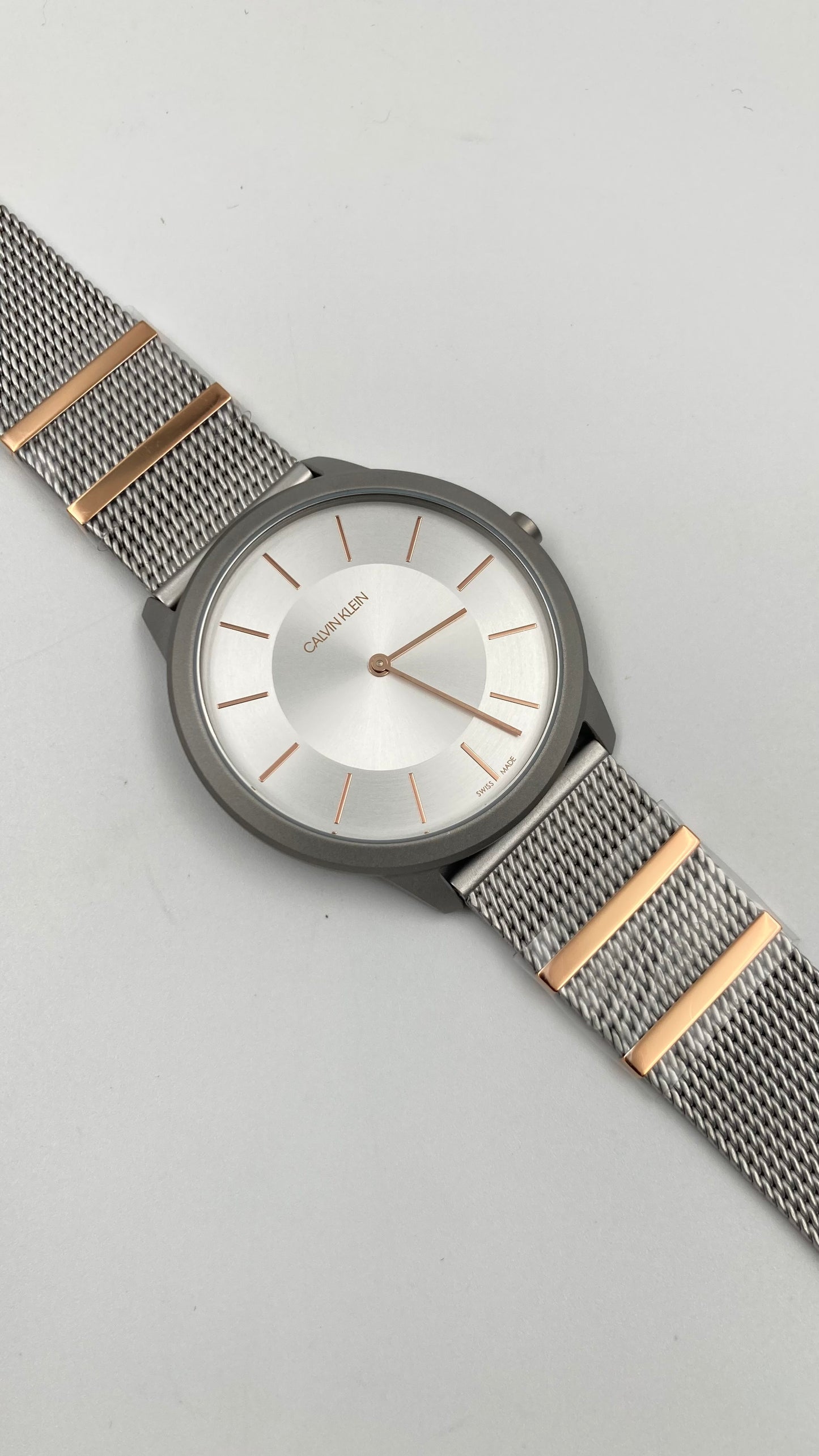 Neue, in der Schweiz hergestellte CALVIN KLEIN Minimal Quartz Damenuhr mit silbernem Zifferblatt